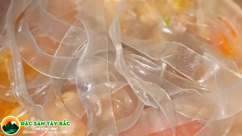 bỏ miến dong sợi to đặc sản tây bắc điện biên vào nấu cùng