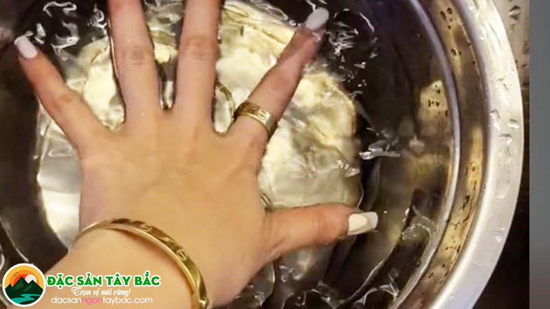 ngâm miến dong sợi to (đặc sản tây bắc điện miên) để sợi mềm