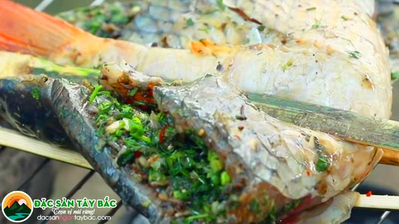 các bước làm cá nướng pa pỉnh tộp bằng than hoa