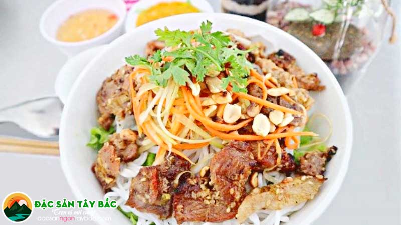 Ăn sáng Sài gòn đơn giản với bún thịt nướng