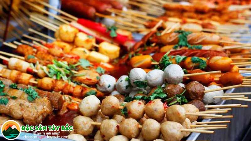 Món ăn xiên nướng tại các quán ăn vặt sài gòn vô cùng thơm ngon