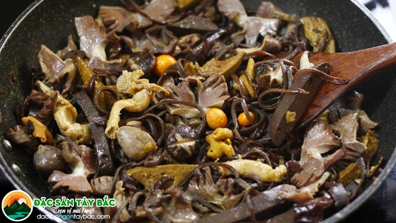 Đầu tiên cần xào lòng mề sơ qua trước