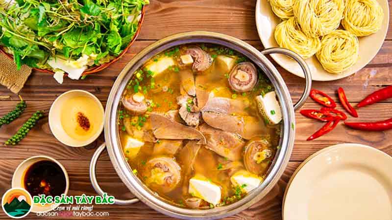 Một nồi lẩu bò trong các quán đêm ở sài gòn quận 1