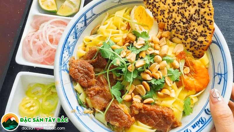 Mì quảng là món sợi nước sền sệt