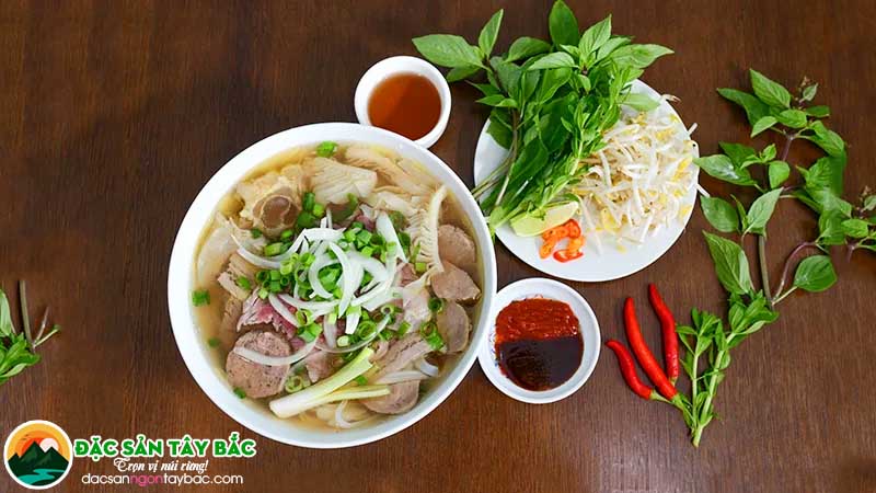 bên cạnh miến dong, phở là món ẩm thực được biết đến nhiều nhất