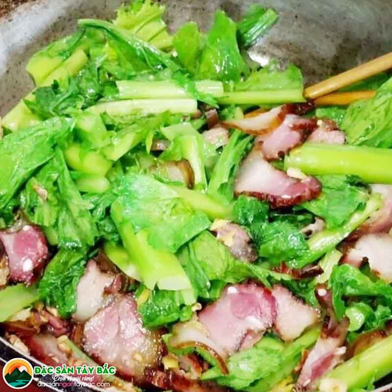 Thịt lợn gác bếp hợp xào cải mèo tạo nên món đặc sản tây bắc dậy vị