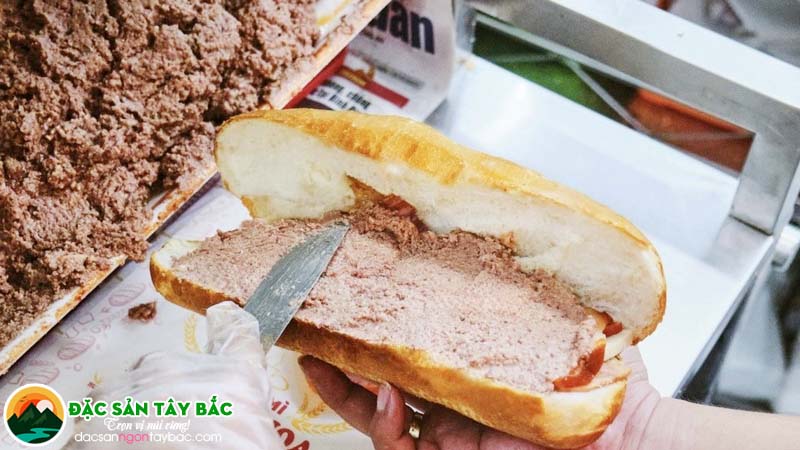 Ổ bánh mì ngập nhân với pate luôn thu hút hàng dài người đứng đợi. 