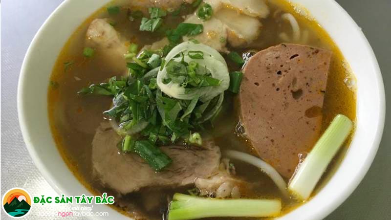 Bún Bò Huế Cống Quỳnh Bùi Thị Xuân nằm ngay giữa ngã 3 rất dễ kiếm.