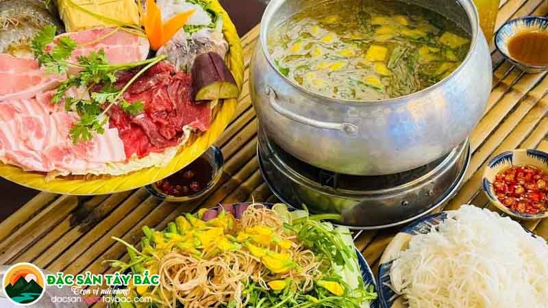 Phần lẩu mắm chất lượng với đầy ắp hải sản, rau sống t