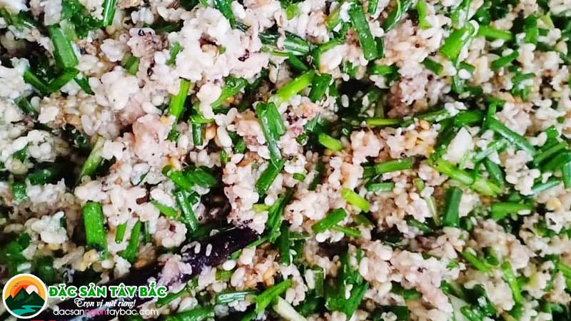 Chế biến món bánh trứng kiến rất nhiều công đoạn