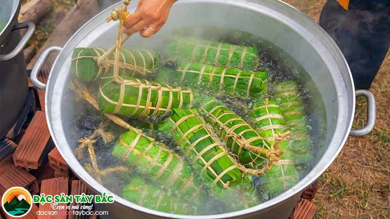 bánh tét là đặc sản truyền thống người sài gòn