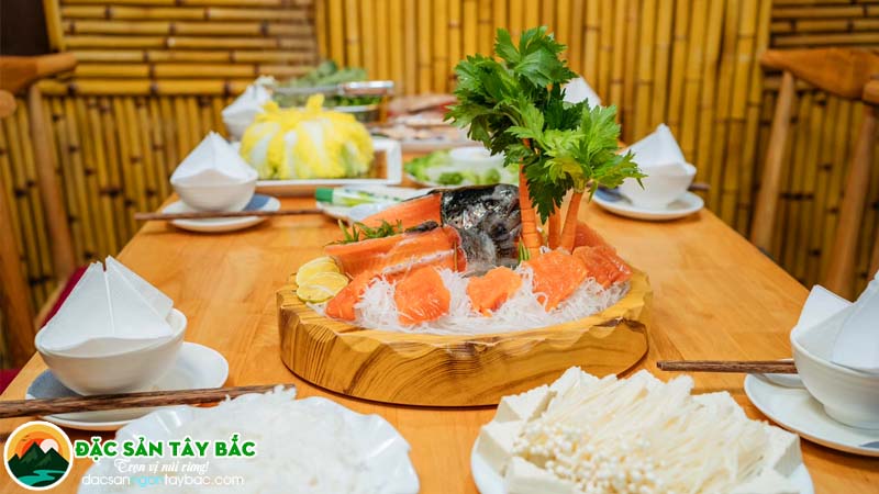 lấu cá hồi thích hợp trong ngày lạnh, tạo không khí ấm cúng