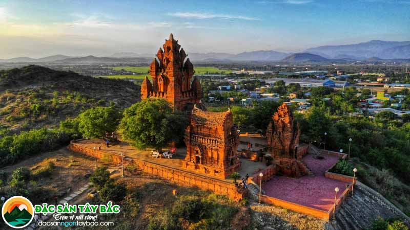 tết và mùa xuân, bạn nên đi thăm tháp chàm