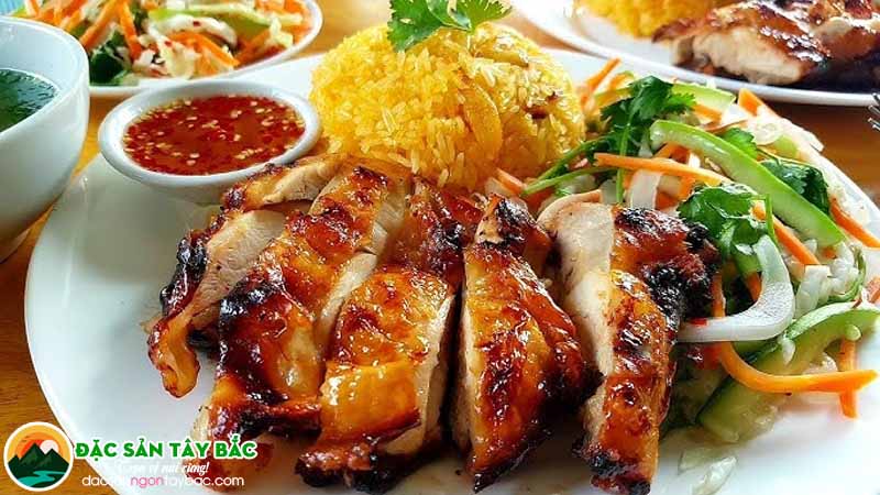 Cơm gà nướng là một biến tấu lạ và hiện đại khỏi hương vị truyền thống