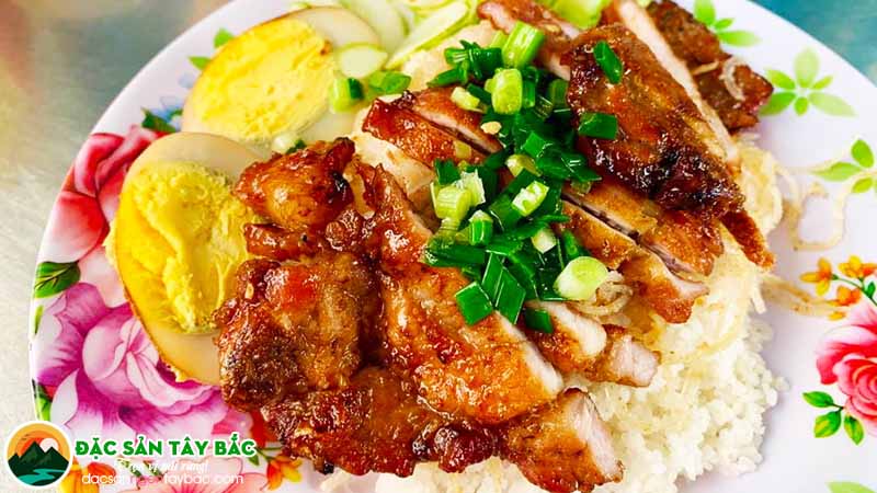 cơm tấm long xuyên được nấu với trứng