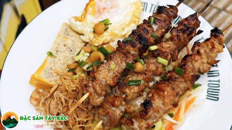 cơm tấm là loại đặc sản sài gòn dân dã được ưa thích ở các quán ăn khuya