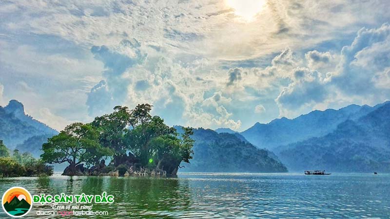 Tháng 8 check in hồ Ba Bể – Bắc Kạn đẹp như tranh vẽ