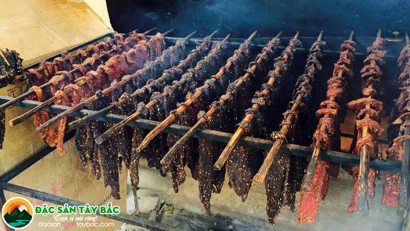 Cách ăn thịt trâu gác bếp nướng trên than hoa – Hương vị truyền thống đậm đà