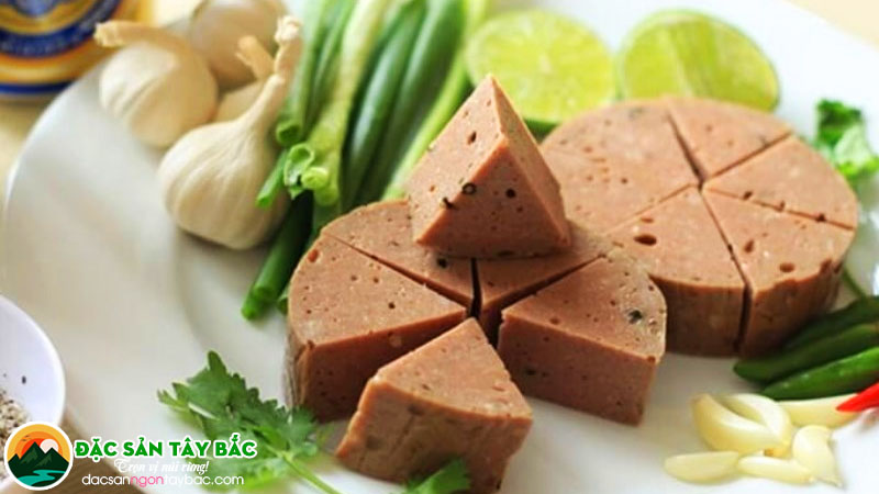Giò làm từ thịt ngựa có một hương vị khác lạ đặc trưng của vùng cao