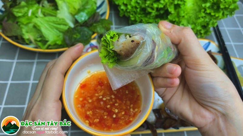 thịt ngựa cuốn cùng bánh tráng và rau xanh