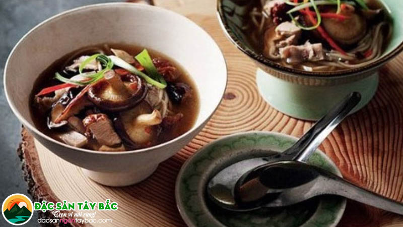 thịt ngựa hầm nấm cũng được nấu ở vùng tây bắc