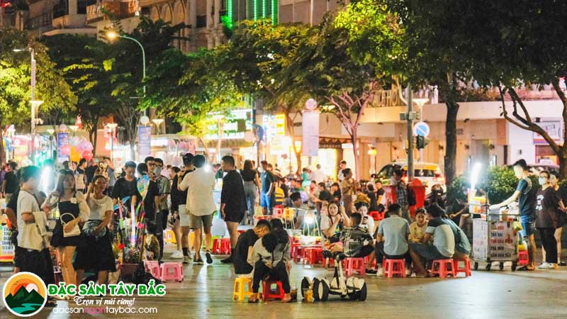 Khám phá phố đi bộ nguyễn huệ