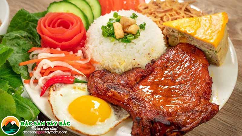 Sườn - bì - chả trong cơm tấm là món ăn thấy nhiều tại các vỉa hè